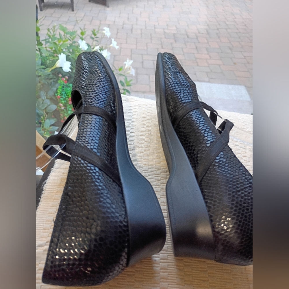 Munro Black Textured Flats.New Condition - Picture 3 of 9